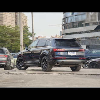 Audi Q7 2024 модель 45 TFSI quattro S line премиум-класса