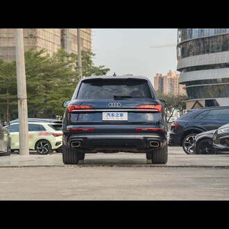 Audi Q7 2024 модель 45 TFSI quattro S line премиум-класса