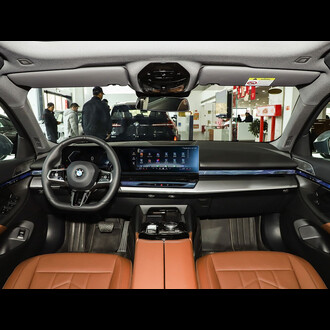 BMW 530i xDrive M sports suit, 2025